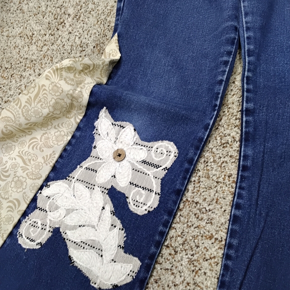 3831 Size 9 Zara Di Blue Flare Jeans with Cream Floral Accents - Picture 3 of 5